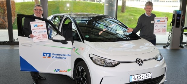 Bild: Kinderschutzbund dankt Volksbank für VRmobil Spende Bild: Kinderschutzbund dankt Volksbank für VRmobil Spende
